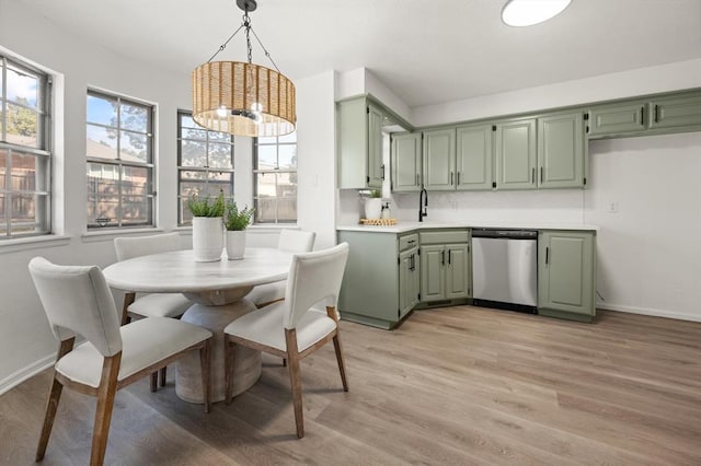 dining room featuring an inviting chandelier, light hardwood / wood-style flooring, and sink