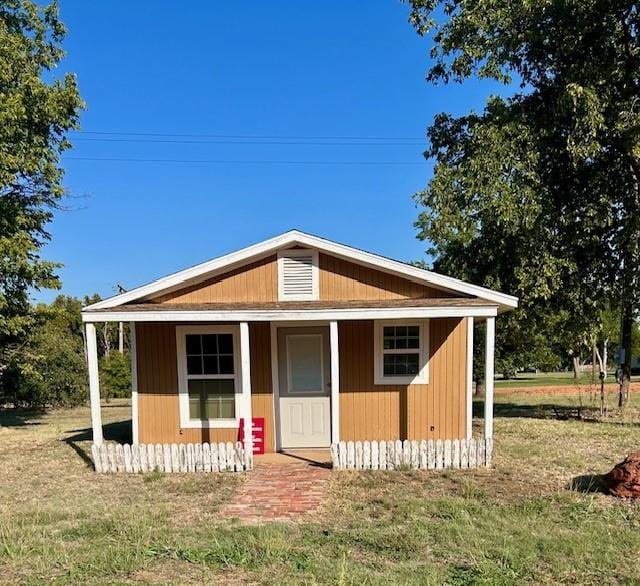 view of front of house with a front lawn