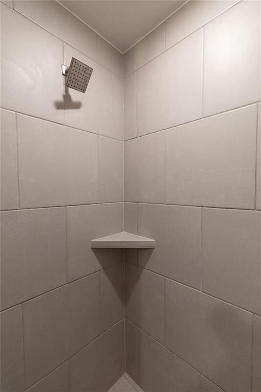 details with a tile shower