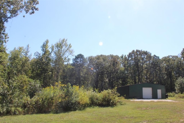 view of yard with an outdoor structure and a garage