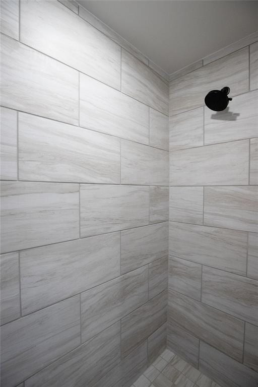 9312 Poppey Pl, Yukon, OK 73099 - bathroom featuring tiled shower