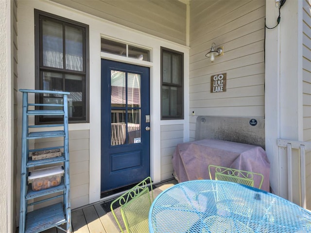 property entrance with covered porch