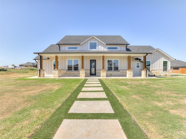 view of front facade featuring a porch and a front lawn