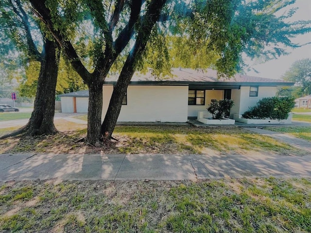 view of front of home featuring a garage and an outdoor structure