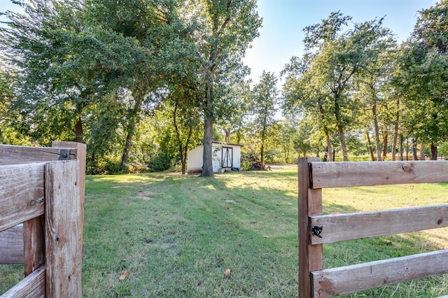 view of yard featuring a shed