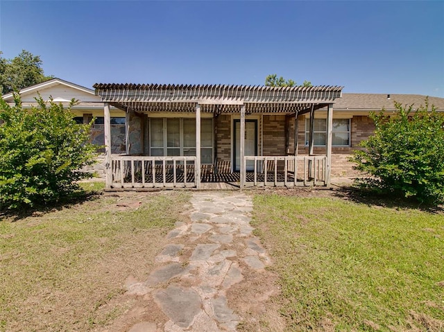 view of front facade featuring a front lawn