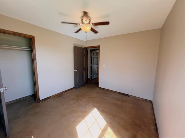 unfurnished bedroom with ceiling fan and a closet