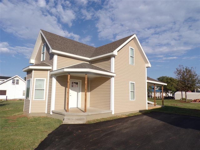 view of front of property with a front lawn