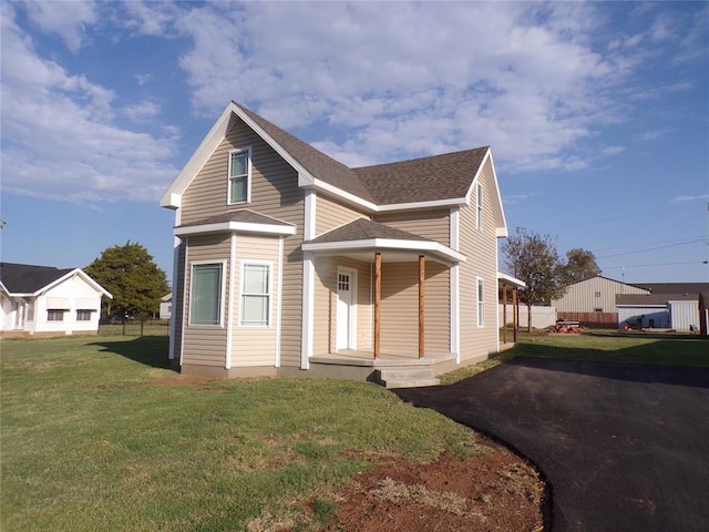 view of front of property featuring a front yard