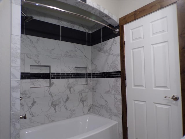 bathroom featuring tiled shower / bath