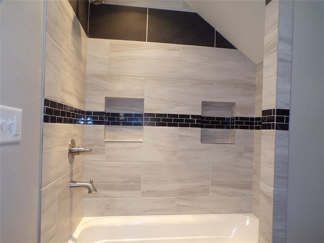 bathroom featuring tiled shower / bath