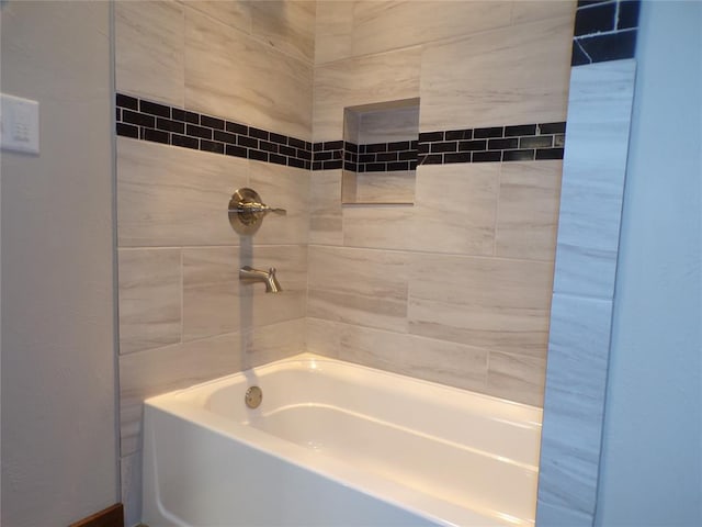 bathroom with tiled shower / bath combo