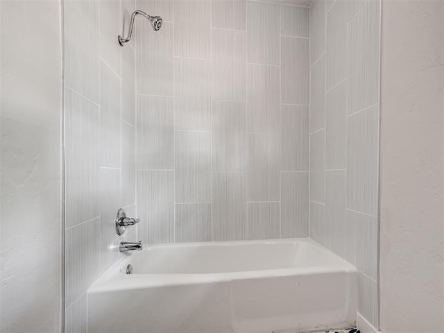 bathroom featuring tiled shower / bath combo