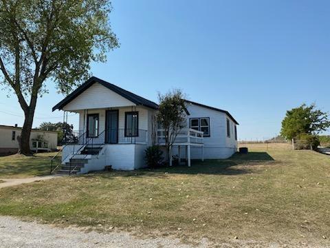 view of front of house featuring covered porch and a front yard