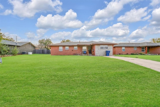 single story home featuring a front yard