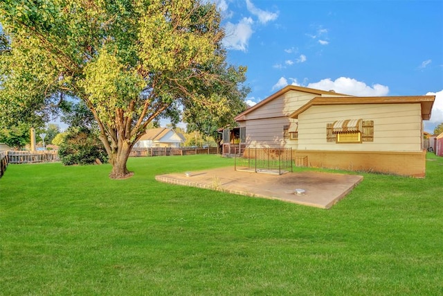 view of yard featuring a patio area