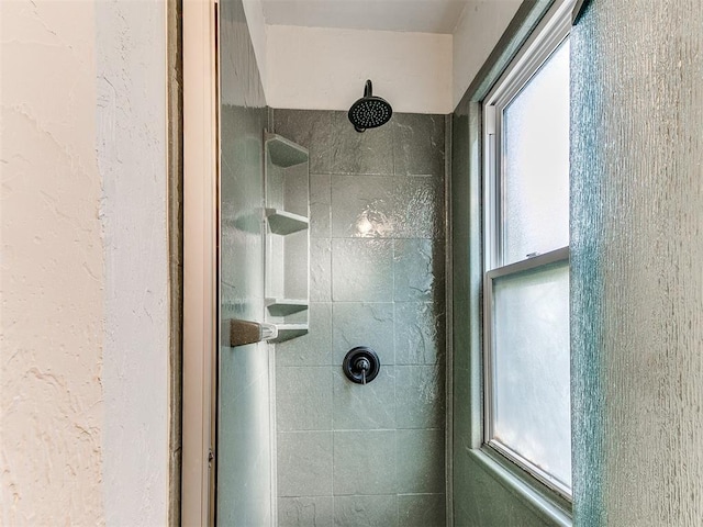 bathroom featuring a tile shower