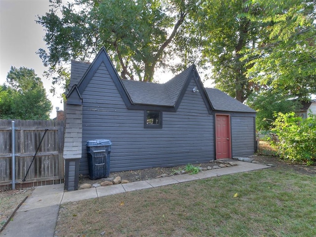 view of side of property featuring a lawn