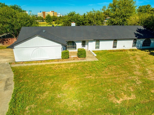 view of front facade with a front lawn