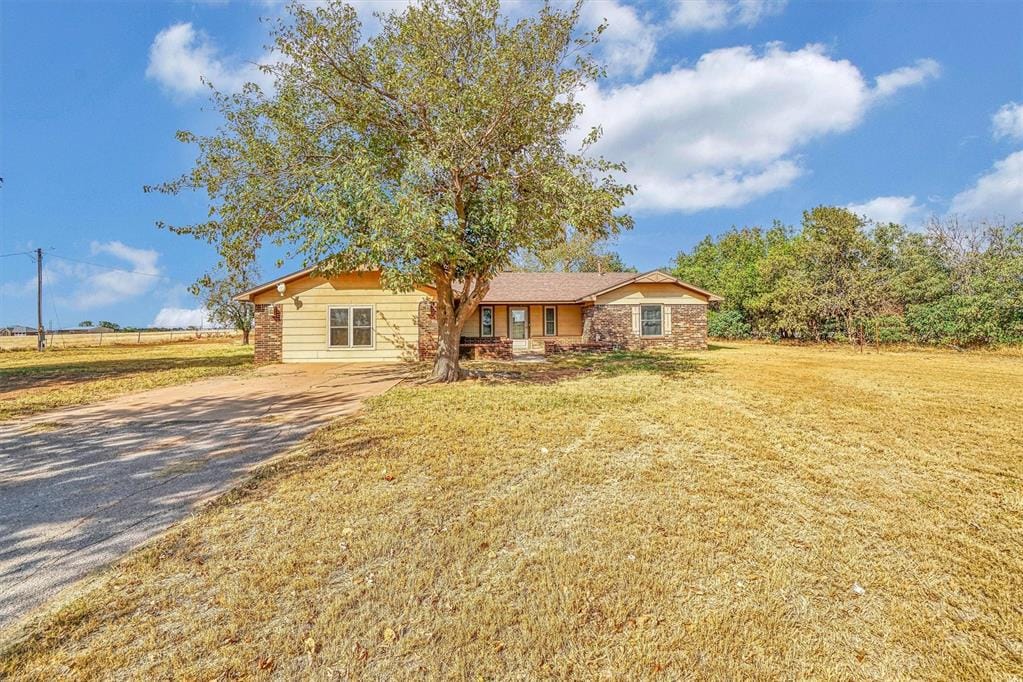 single story home featuring a front yard