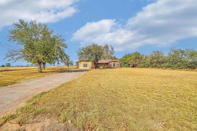 view of front of property featuring a rural view