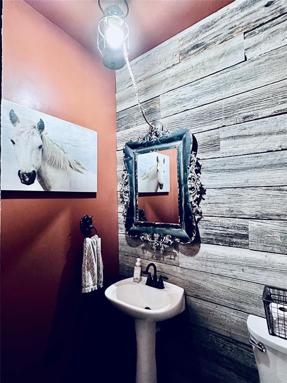 bathroom featuring sink and toilet