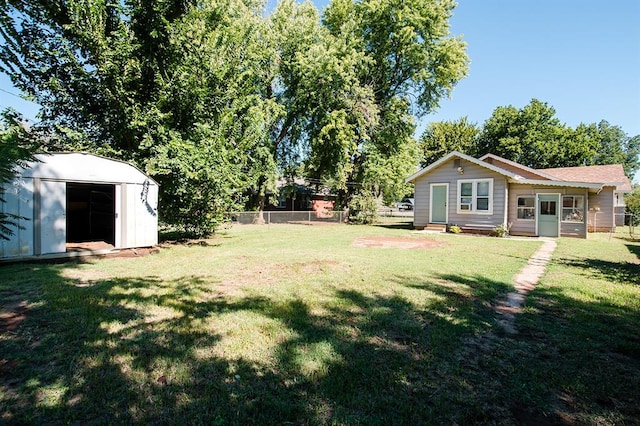 view of yard featuring a shed