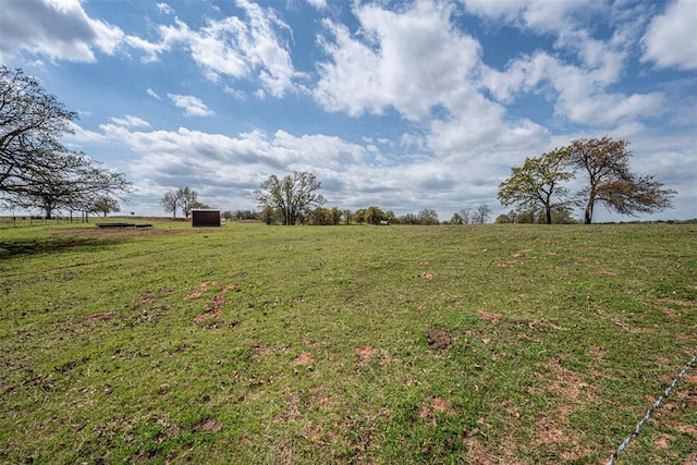 view of yard featuring a rural view