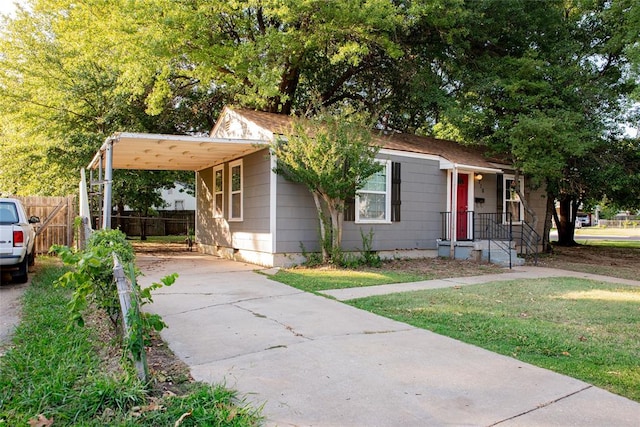 view of front of property featuring a front lawn and a carport