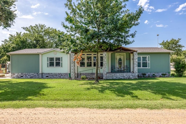 view of front of home featuring a front yard