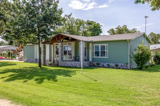 craftsman-style home featuring a front lawn