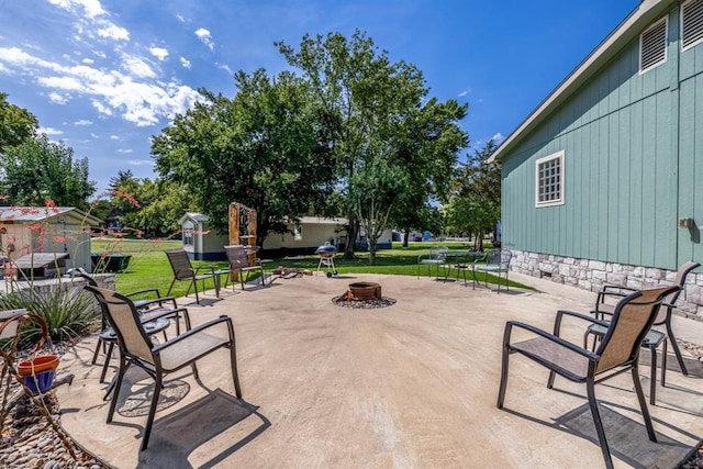 view of patio with a fire pit