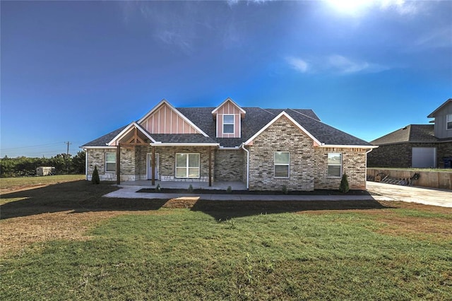 view of front of property with a front yard