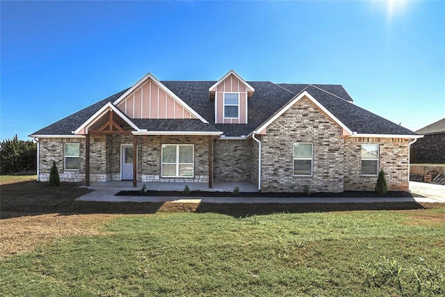 view of front of property featuring a front lawn