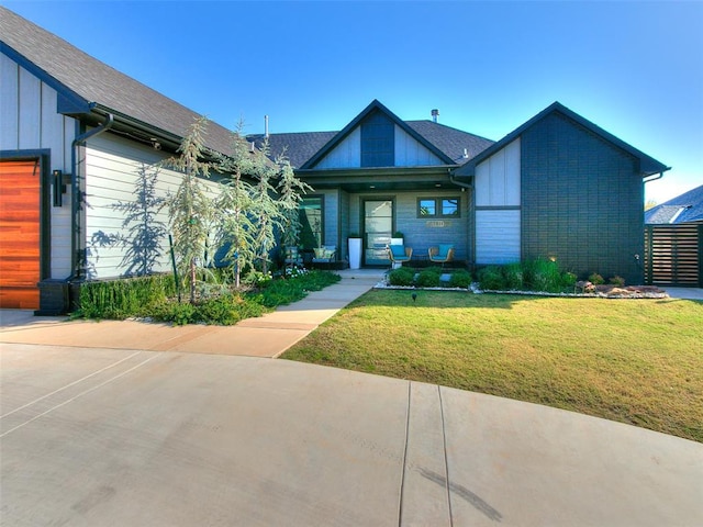 view of front of home with a front lawn