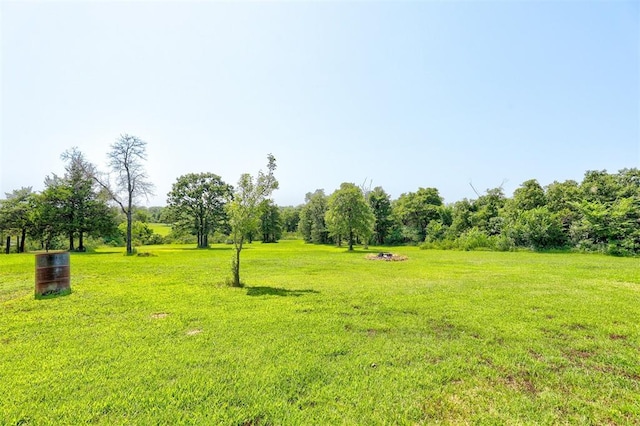 view of yard featuring a rural view