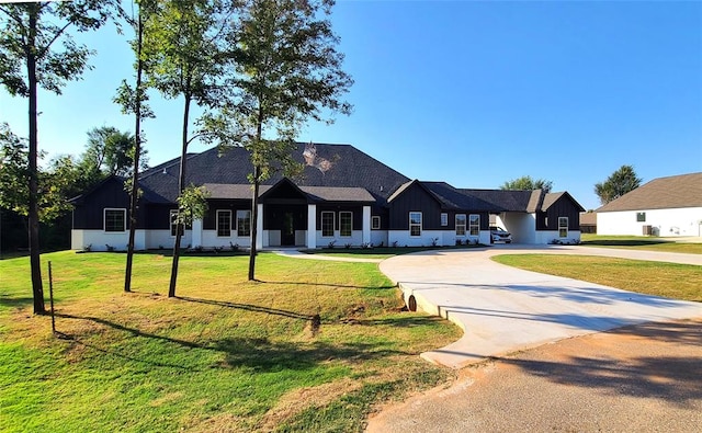 view of front of property featuring a front yard