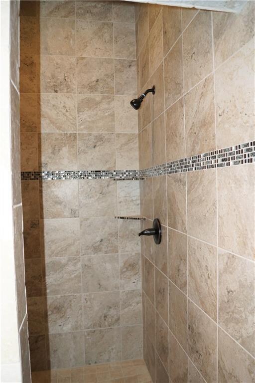 bathroom featuring a tile shower