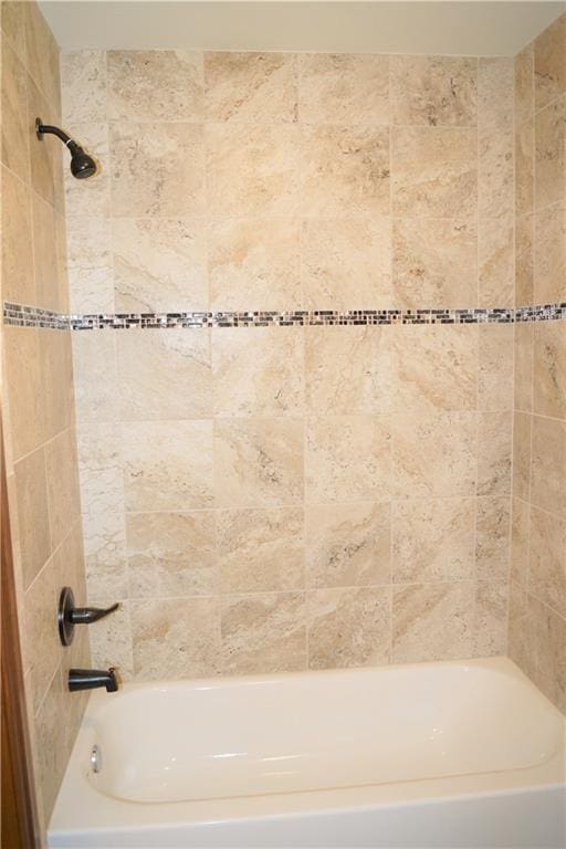 bathroom with tiled shower / bath