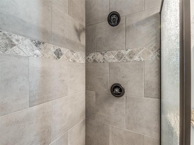 details featuring tiled shower