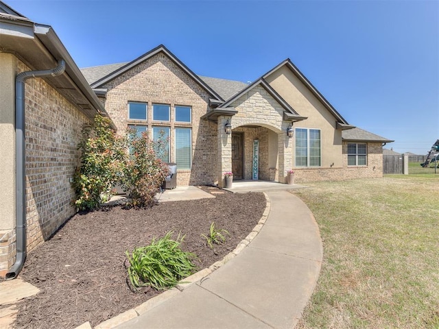 view of front of home featuring a front lawn