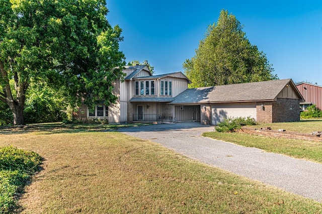 view of front of home featuring a front yard and a garage