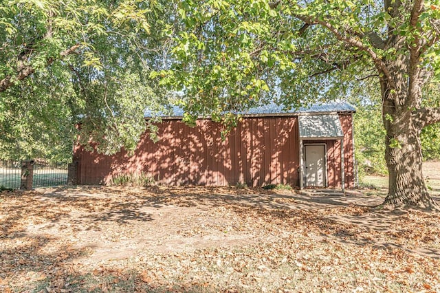 view of yard with an outdoor structure