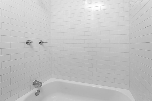 bathroom featuring tiled shower / bath