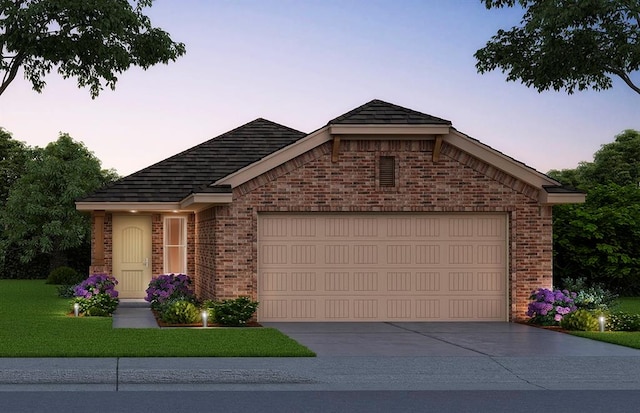 view of front facade featuring a garage and a yard