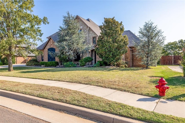 view of front of property featuring a front yard