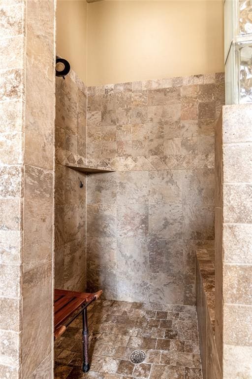 bathroom featuring tiled shower