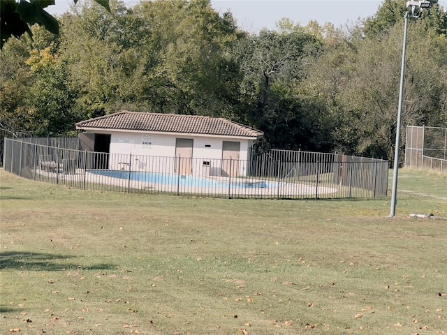 view of swimming pool featuring a lawn