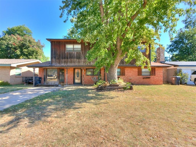 view of front of property featuring a front lawn