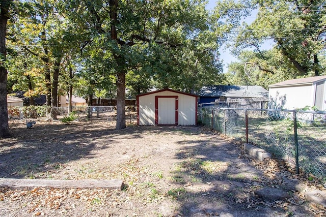 view of yard featuring a shed